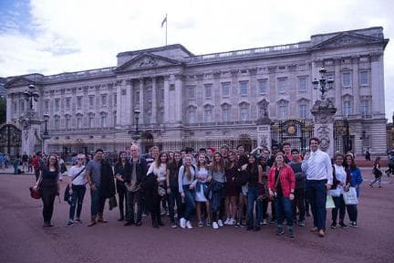 Cambridge summer school students at Buckingham
            Palace